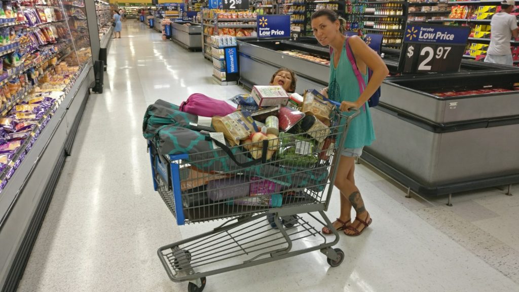 Con uno de los carros rebosantes en Walmart